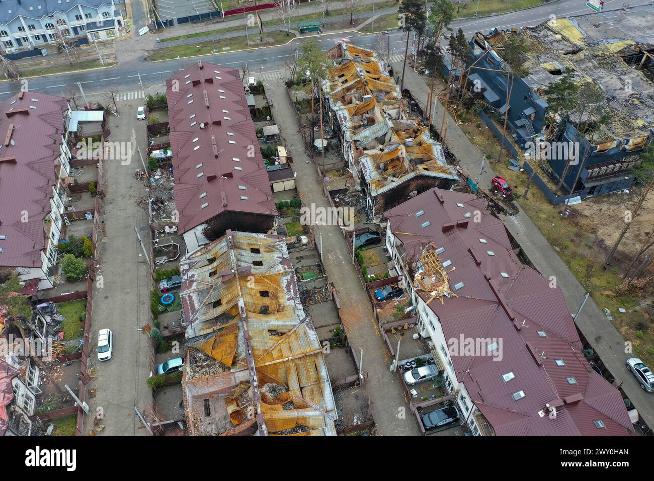 Hostomel, Kyev regione Ucraina - 09.04.2022: Vista dall'alto delle case distrutte e bruciate. Le case sono state distrutte da razzi o mine del soldato russo Foto Stock
