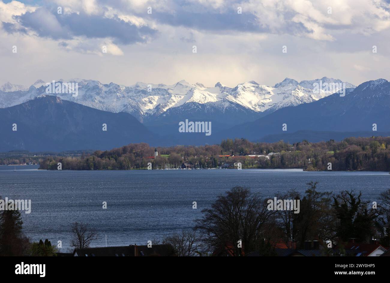 Tutzing, Bayern, Deutschland 02. Aprile 2024: Ein Frühlingstag in Tutzing Landkreis Starnberg. Hier der Blick über den Starnberger SEE auf die Ortschaft Bernried, dem Jochberg li. Karwendel mitte und Herzogstand Re. Alpenkette, Panorama, Ausblick Frühlingsbild *** Tutzing, Baviera, Germania 02 aprile 2024 Una giornata primaverile nel distretto di Tutzing Starnberg qui la vista sul lago Starnberg fino al villaggio di Bernried, il Jochberg a sinistra Karwendel centrale e la catena alpina destra Herzogstand, panorama, guarda l'immagine di primavera Foto Stock