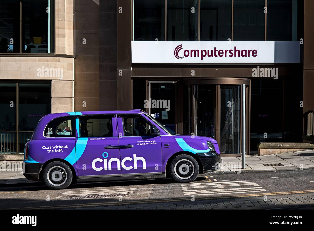 Taxi di Edimburgo con pubblicità cinch fuori dagli uffici Computershare di St Andrew Square, Edimburgo, Scozia, Regno Unito. Foto Stock