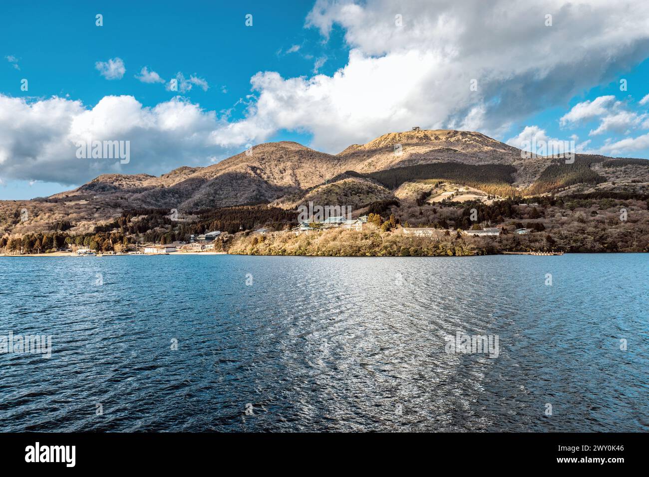 Lago Ashi e Monte Komagatake nella zona di Hakone della Prefettura di Kanagawa a Honshū, Giappone. Foto Stock