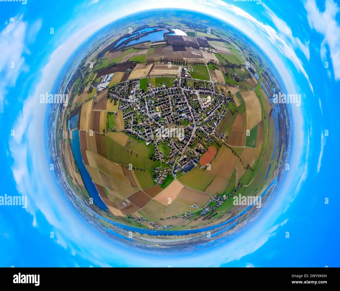 Luftbild, Wohngebiet Ortsansicht Ginderich, umgeben von Wiesen und Feldern, Erdkugel, Fisheye Aufnahme, Fischaugen Aufnahme, 360 Grad Aufnahme, Tiny World, Little Planet, Fisheye Bild, Ginderich, Wesel, Nordrhein-Westfalen, Deutschland ACHTUNGxMINDESTHONORARx60xEURO *** Vista aerea, zona residenziale, veduta di Ginderich, circondata da prati e campi, globo, immagine fisheye, immagine a 360 gradi, mondo minuscolo, Little Planet, fisheye image, Ginderich, Wesel, Renania settentrionale-Vestfalia, Germania ACHTUNGxMINDESTHONORARx60xEURO Foto Stock