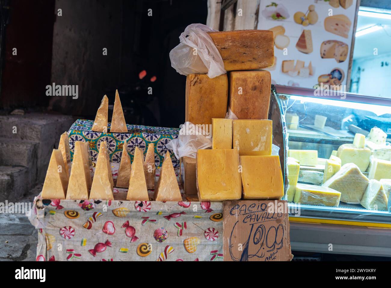 Negozio di formaggi nel mercato di Ballaro, mercato di Street food a Palermo, Sicilia, Italia Foto Stock