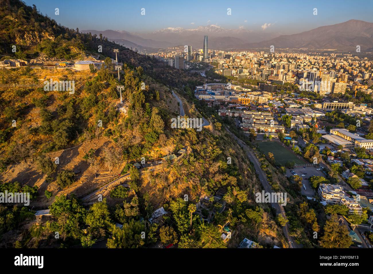 Splendida vista aerea della collina di San Cristobal e della città di Santiago del Cile Foto Stock
