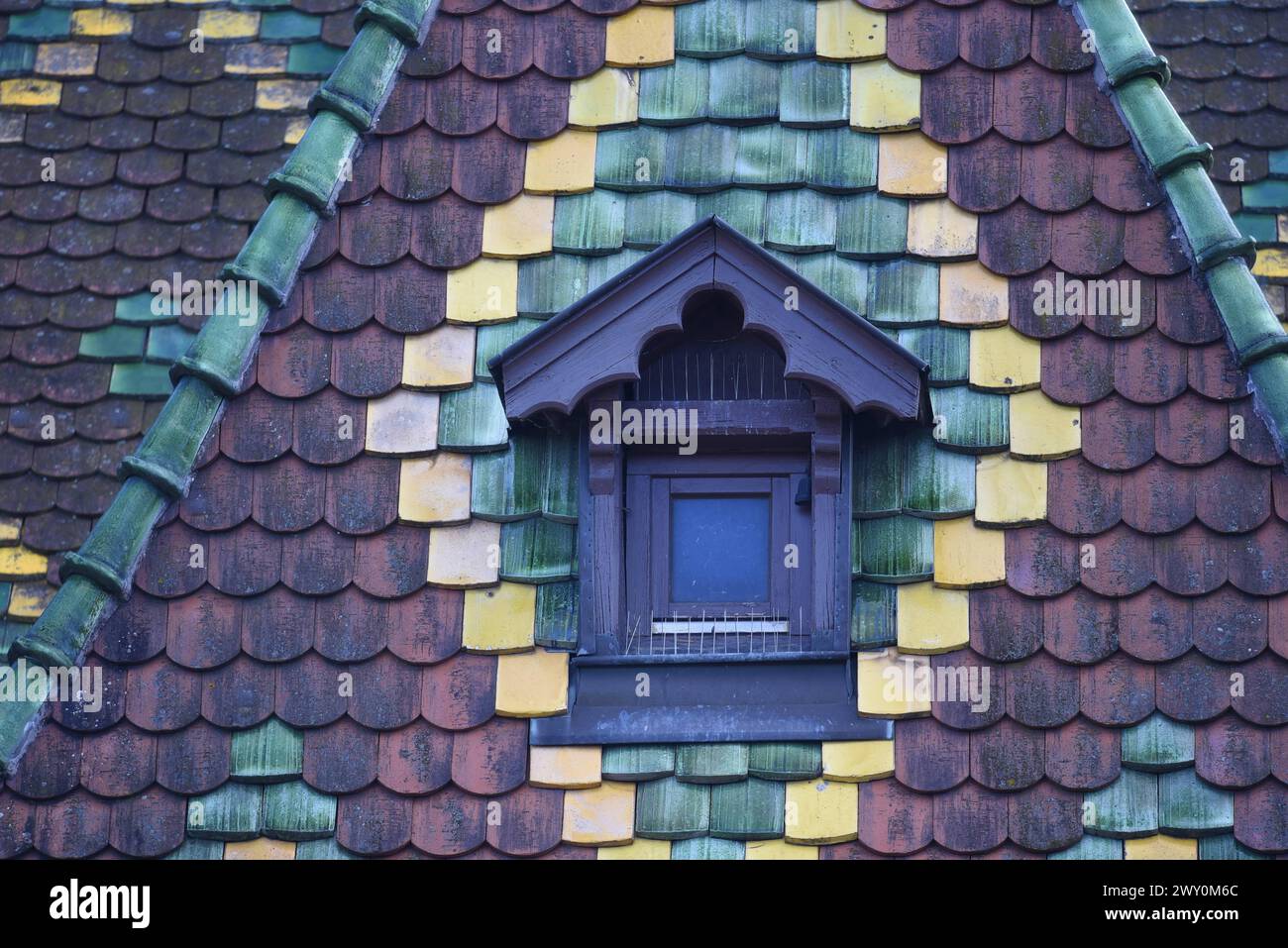 Tegole smaltate policrome sul tetto con una finestra attico a Obernai, Alsazia, Francia. Foto Stock Tegole smaltate policrome sul tetto con una finestra attico a Obernai, Alsazia, Francia. Foto Stock