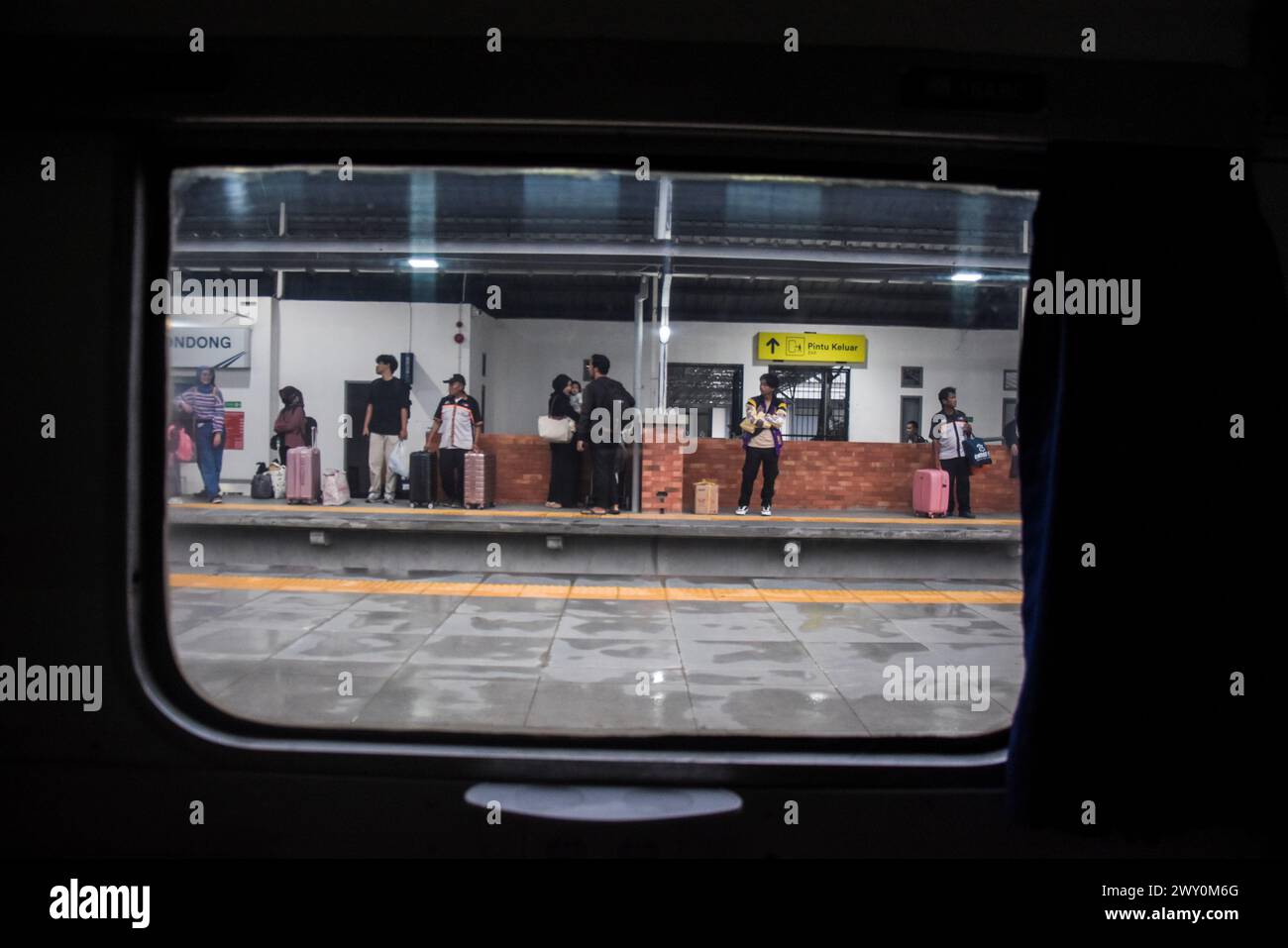 Bandung, Indonesia. 3 aprile 2024. I passeggeri aspettano il treno sulla piattaforma della stazione di Kiaracondong, Bandung. Una settimana prima di Eid al-Fitr 1445 H, la stazione di Kiaracondong partì da 4.651 viaggiatori le cui destinazioni erano in varie città o distretti dell'isola di Giava. (Foto di Dimas Rachmatsyah/Pacific Press) credito: Pacific Press Media Production Corp./Alamy Live News Foto Stock