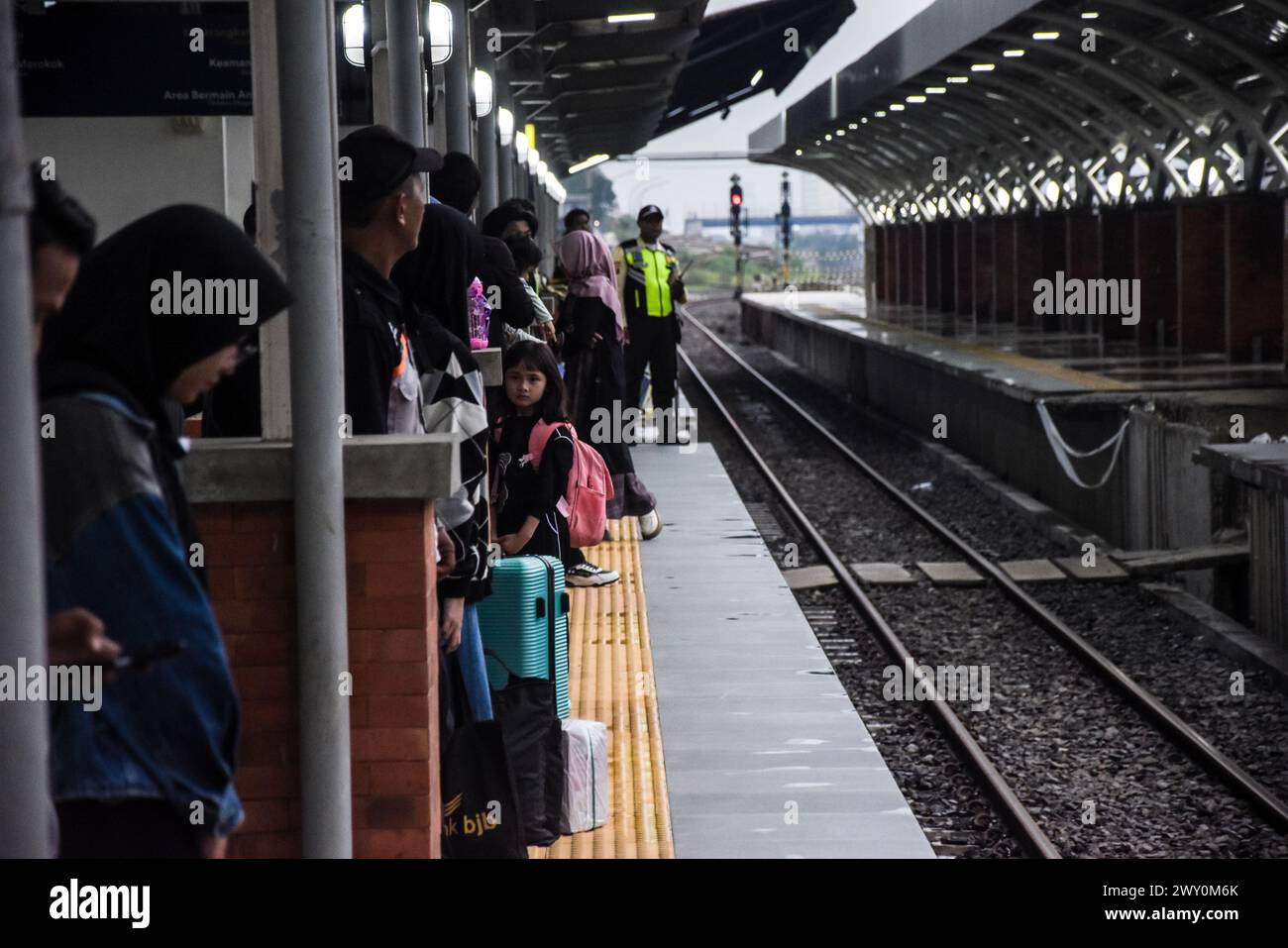 Bandung, Indonesia. 3 aprile 2024. I passeggeri aspettano il treno sulla piattaforma della stazione di Kiaracondong, Bandung. Una settimana prima di Eid al-Fitr 1445 H, la stazione di Kiaracondong partì da 4.651 viaggiatori le cui destinazioni erano in varie città o distretti dell'isola di Giava. (Foto di Dimas Rachmatsyah/Pacific Press) credito: Pacific Press Media Production Corp./Alamy Live News Foto Stock