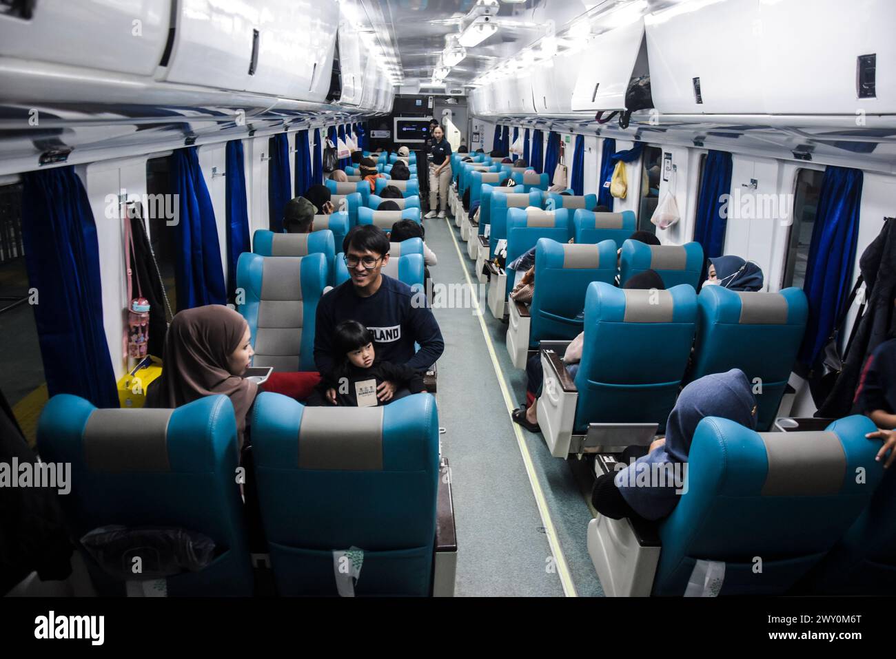 Bandung, Indonesia. 3 aprile 2024. I passeggeri siedono su una carrozza ferroviaria alla stazione di Kiaracondong, Bandung. Una settimana prima di Eid al-Fitr 1445 H, la stazione di Kiaracondong partì da 4.651 viaggiatori le cui destinazioni erano in varie città o distretti dell'isola di Giava. (Foto di Dimas Rachmatsyah/Pacific Press) credito: Pacific Press Media Production Corp./Alamy Live News Foto Stock