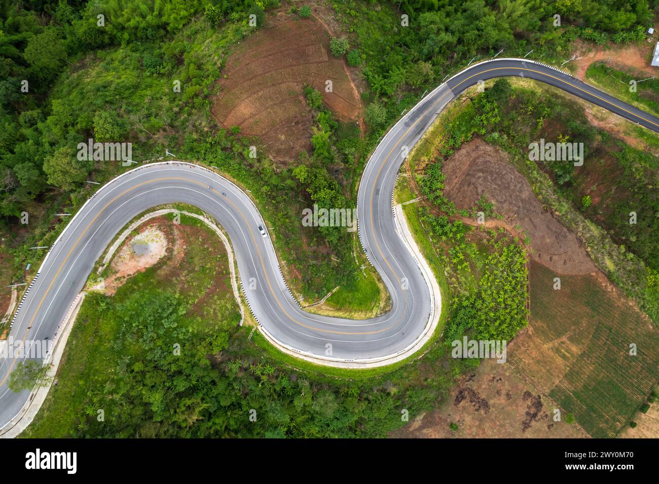 La famosa strada nord della Thailandia Phu Kao Ngom nella provincia di Loei, vista aerea dal drone. Foto Stock