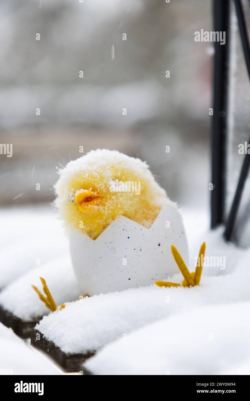 Tempo stagionale, nevicate durante il martedì a Motala, Svezia. Nella foto: Decorazioni pasquali coperte di neve in un giardino dopo le vacanze pasquali. Foto Stock