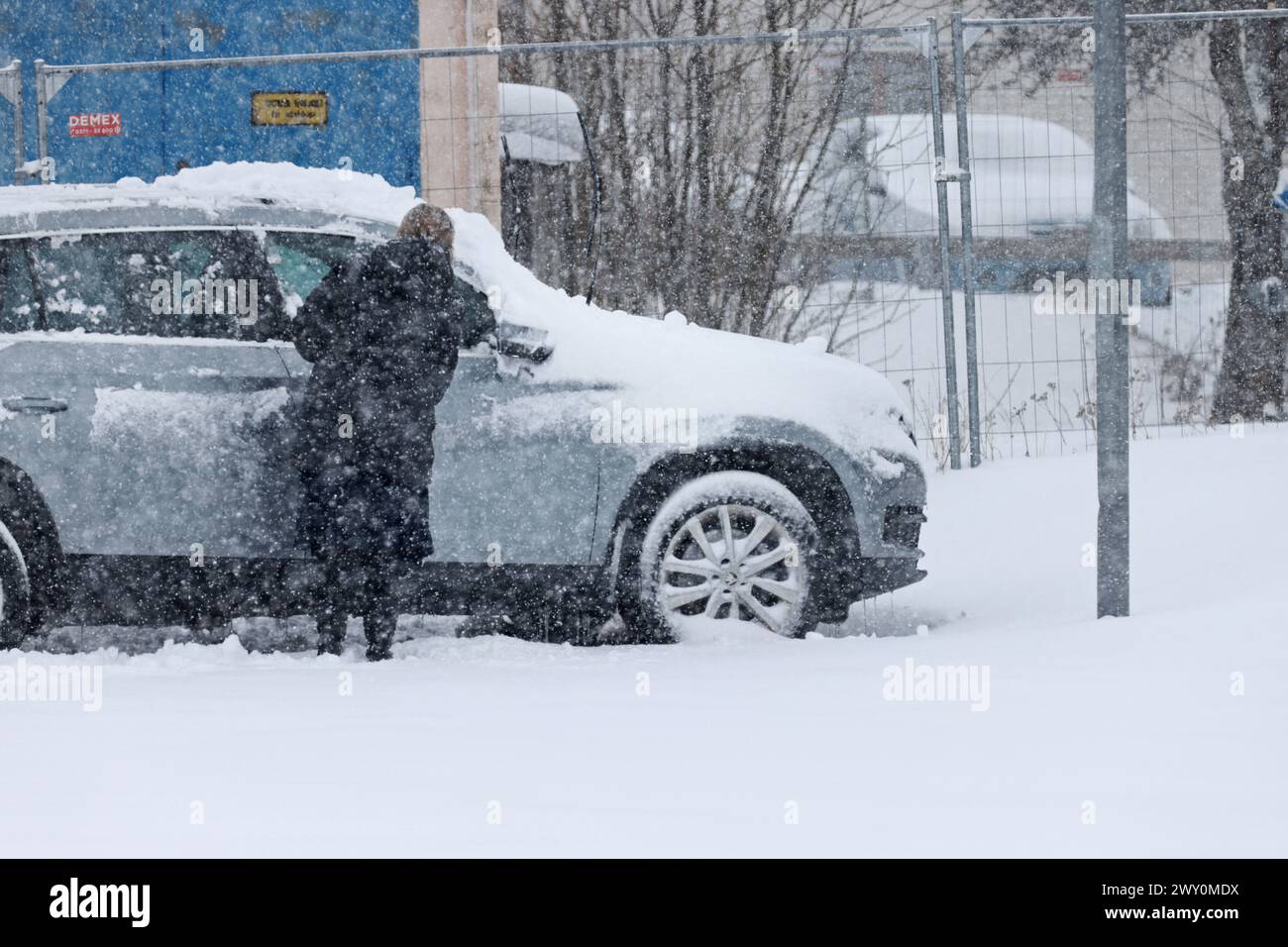 Tempo stagionale, nevicate il martedì appena fuori Ödeshög, Svezia. Nella foto: Auto parcheggiate, Ödeshög, Svezia. Foto Stock