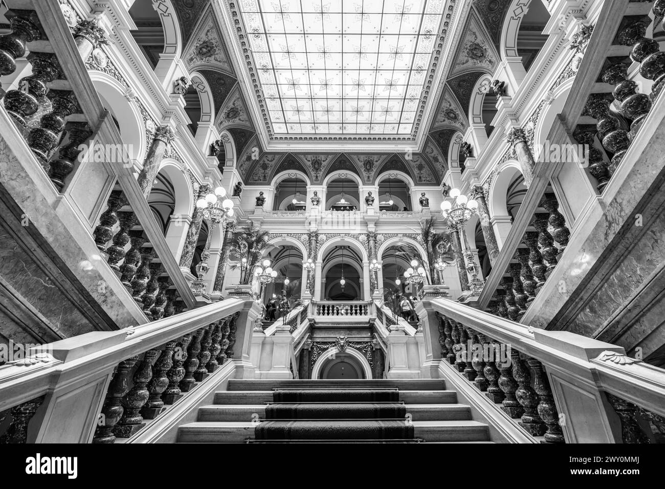 Una scala in un edificio con un lucernario sopra di esso, situato nel Foyer del Museo Nazionale di Praga. Cechia. Immagine in bianco e nero. Foto Stock Una scala in un edificio con un lucernario sopra di esso, situato nel Foyer del Museo Nazionale di Praga. Cechia. Immagine in bianco e nero. Foto Stock