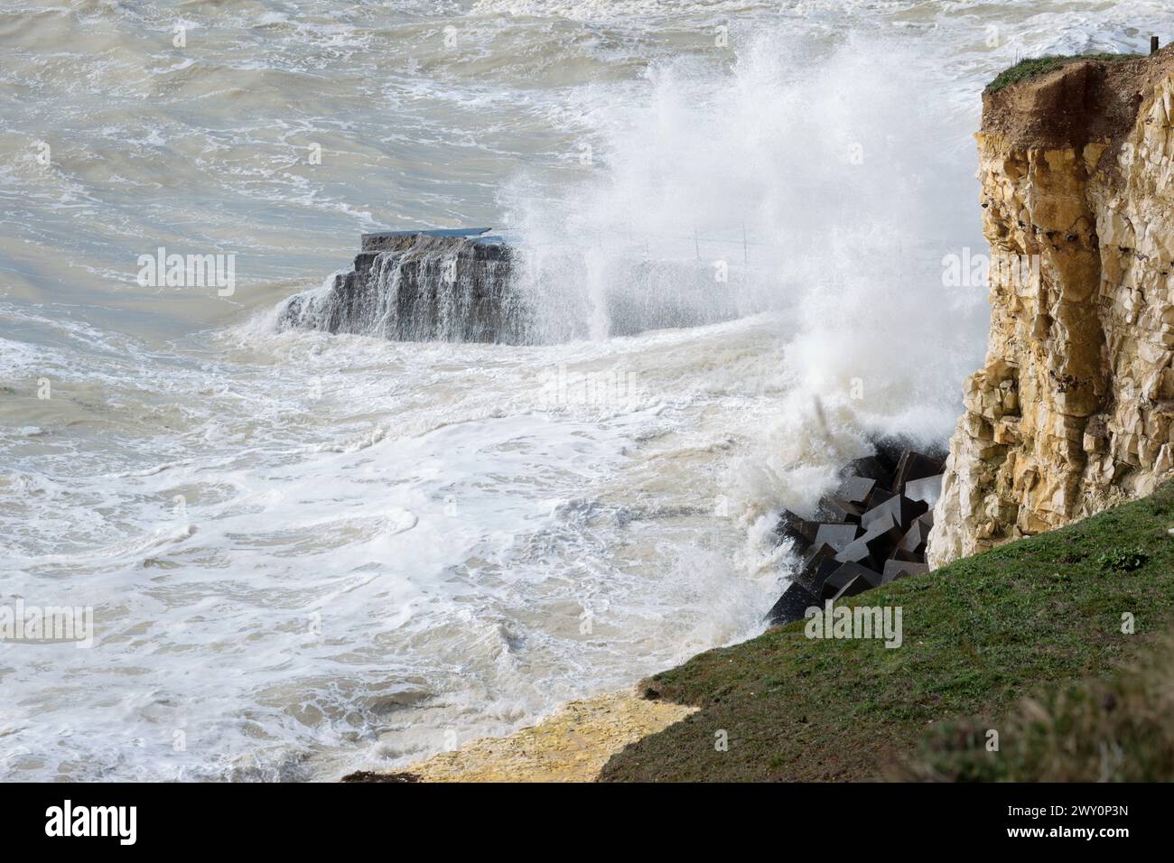 mare agitato clima ventoso seaford coastal splash point area grandi onde nella fredda stagione primaverile potenti battaglie marittime con barriere costiere e scogliere Foto Stock