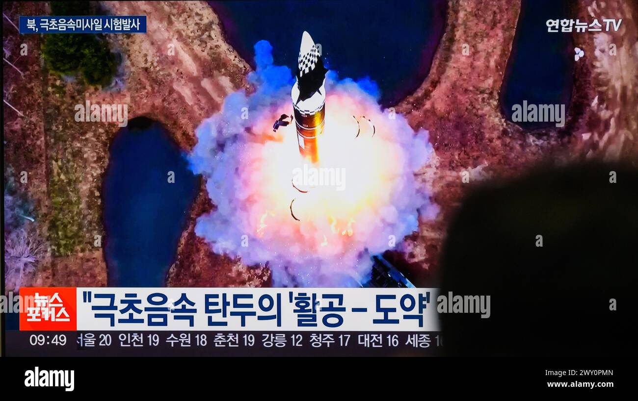 La Yonhapnews TV, aperta 24 ore su 24, della Corea del Sud, mostra un Hwasongpho-16B della Corea del Nord, un nuovo tipo di missile balistico a potenza solida a raggio intermedio dotato di una testata a aliante ipersonica di nuova concezione, viene lanciato su una TV alla stazione ferroviaria di Yongsan a Seoul. Il 3 aprile la Corea del Nord ha dichiarato di aver testato con successo un nuovo tipo di missile balistico a potenza solida a raggio intermedio equipaggiato con una testata ipersonica a planata di nuova concezione, aggiungendo che tutti i missili sviluppati dalla Corea del Nord ora hanno combustibile solido e capacità di controllo della testata nucleare.il leader nordcoreano Kim Jong un ha guidato il test Foto Stock