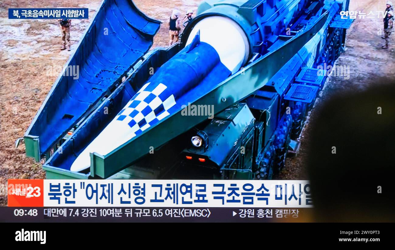 La Yonhapnews TV, aperta 24 ore su 24, della Corea del Sud, mostra un Hwasongpho-16B della Corea del Nord, un nuovo tipo di missile balistico a potenza solida a raggio intermedio dotato di una testata a aliante ipersonica di nuova concezione, viene lanciato su una TV alla stazione ferroviaria di Yongsan a Seoul. Il 3 aprile la Corea del Nord ha dichiarato di aver testato con successo un nuovo tipo di missile balistico a potenza solida a raggio intermedio equipaggiato con una testata ipersonica a planata di nuova concezione, aggiungendo che tutti i missili sviluppati dalla Corea del Nord ora hanno combustibile solido e capacità di controllo della testata nucleare.il leader nordcoreano Kim Jong un ha guidato il test Foto Stock