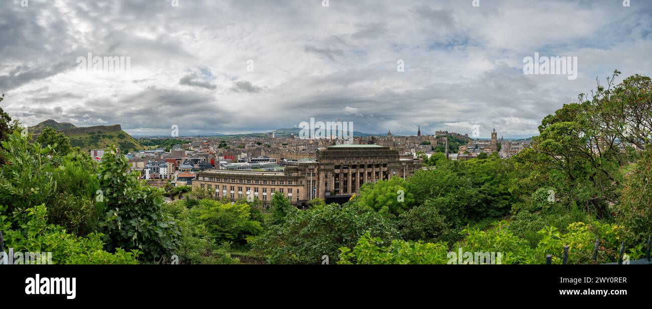 Vista della Observatory House che si affaccia sul centro della città, Calton Hill, Edimburgo, Scozia, Regno Unito Foto Stock