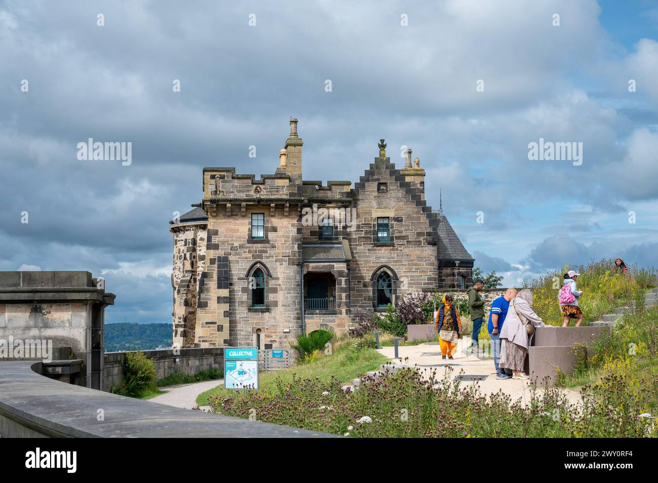 Vista della Observatory House che si affaccia sul centro della città, Calton Hill, Edimburgo, Scozia, Regno Unito Foto Stock
