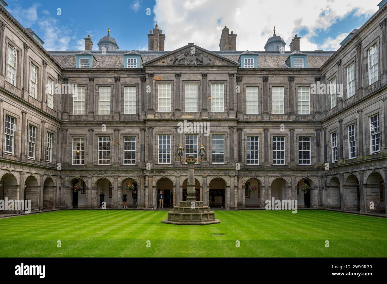 Cortile interno del Quadrangle of the Holyroodhouse, Royal Palace, Edimburgo, Scozia, Regno Unito Foto Stock