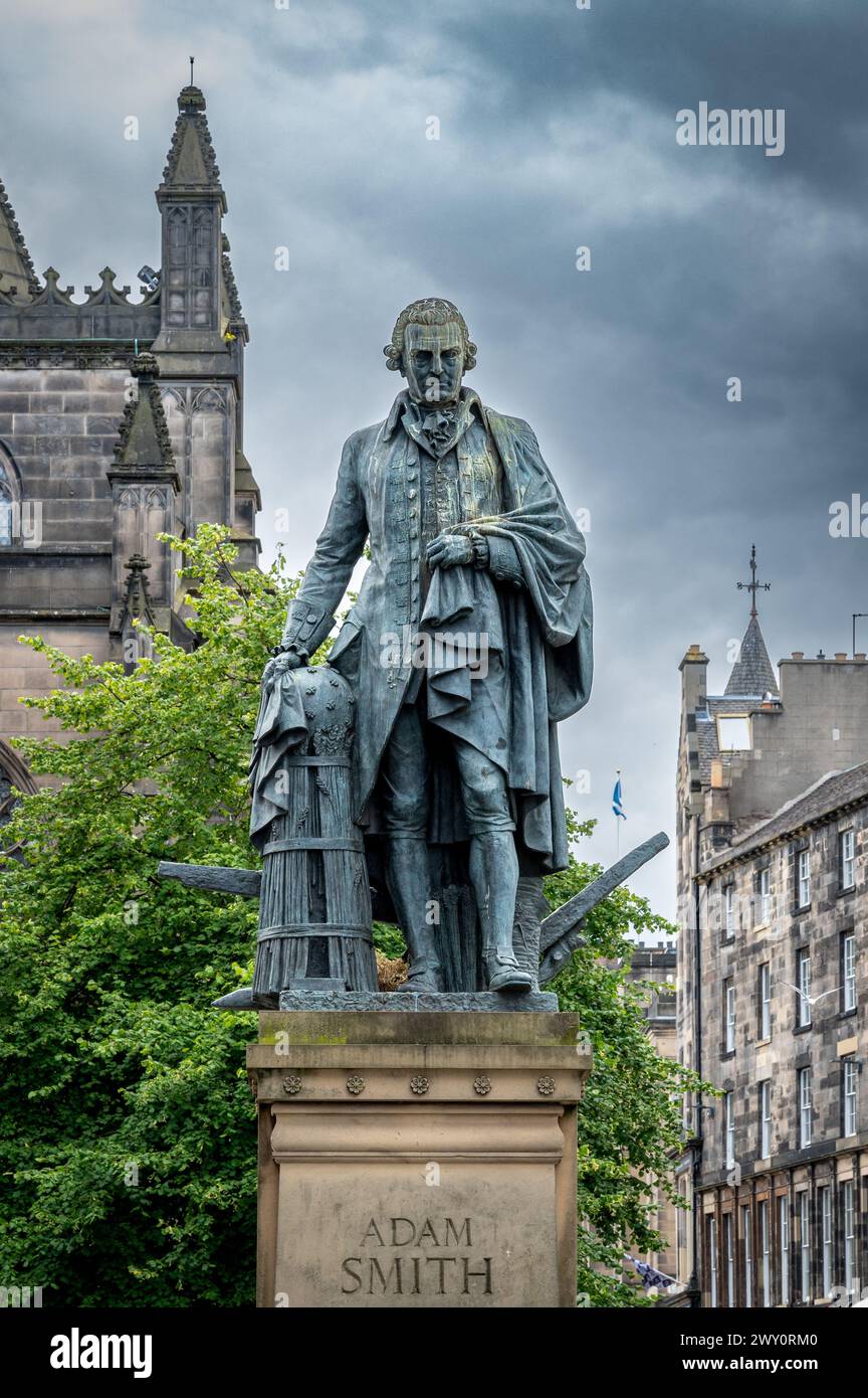 Statua di Adam Smith sul Royal Mile, St Giles Cathedral, Edimburgo, Scozia, Regno Unito Foto Stock