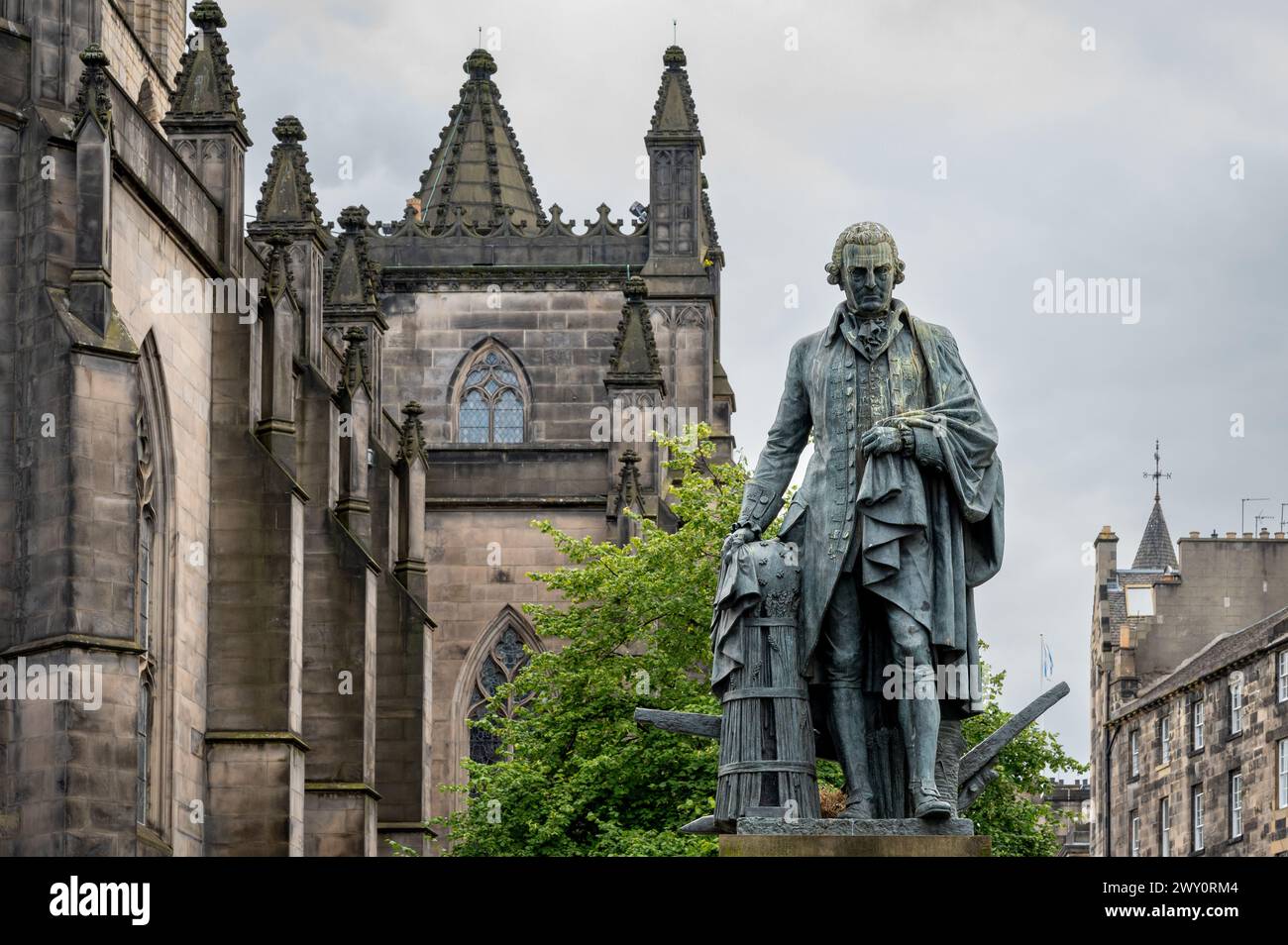 Statua di Adam Smith sul Royal Mile, St Giles Cathedral, Edimburgo, Scozia, Regno Unito Foto Stock