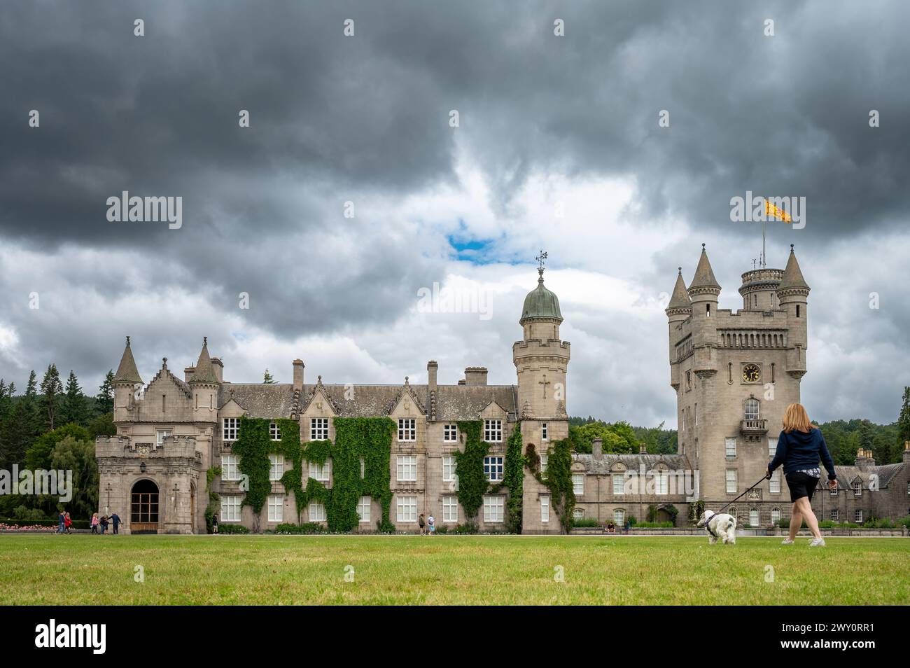 Cane da passeggio al castello di Balmoral, la residenza estiva della famiglia reale britannica, Aberdeenshire, North East Scottish Highlands, Scozia, Regno Unito Foto Stock