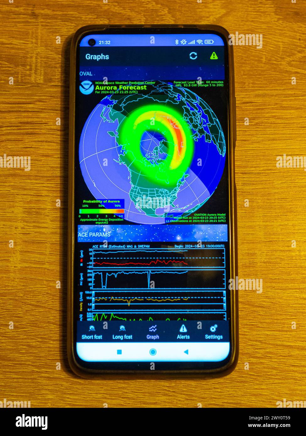 App per prevedere aurora o aurora boreale su un telefono cellulare. Foto Stock
