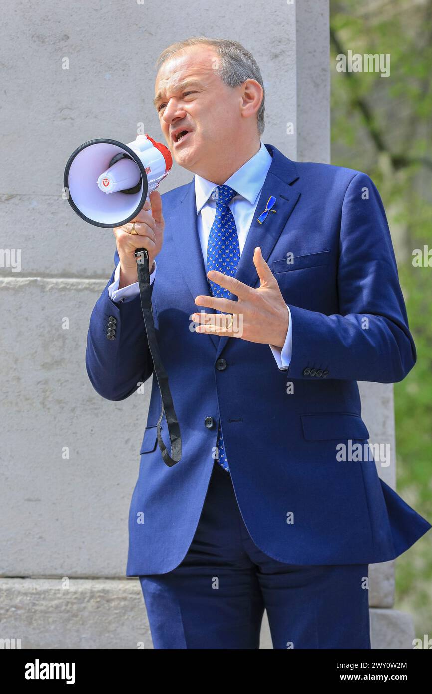 Ed Davey, Sir Edward Davey, deputato, leader dei Liberal Democratici che parla con un megafono ad un evento sulla sicurezza degli edifici a Londra Foto Stock