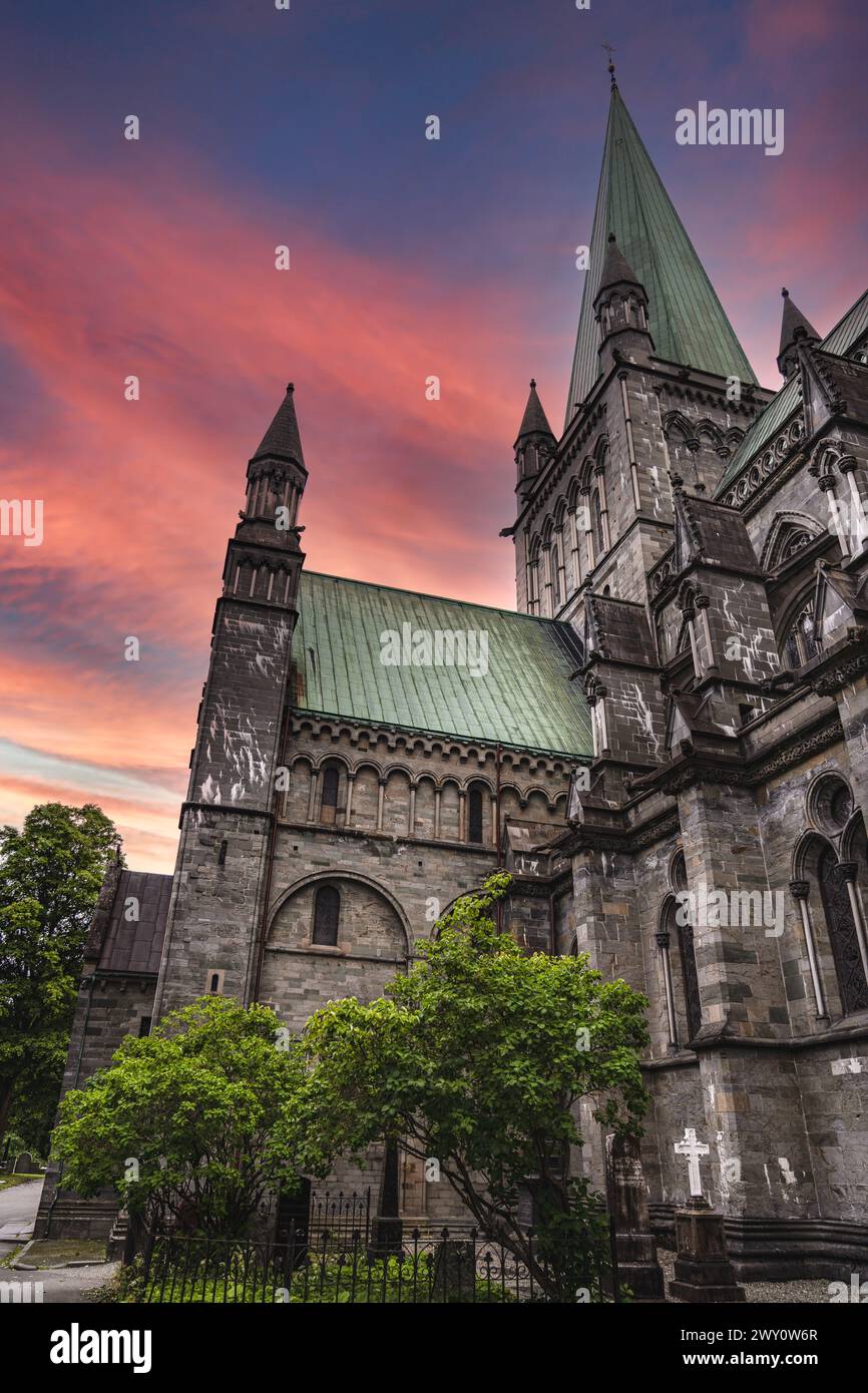 Tramonto sulla cattedrale di Nidaros, punto di riferimento della città di Trondheim, Norvegia. Destinazione turistica estiva Foto Stock