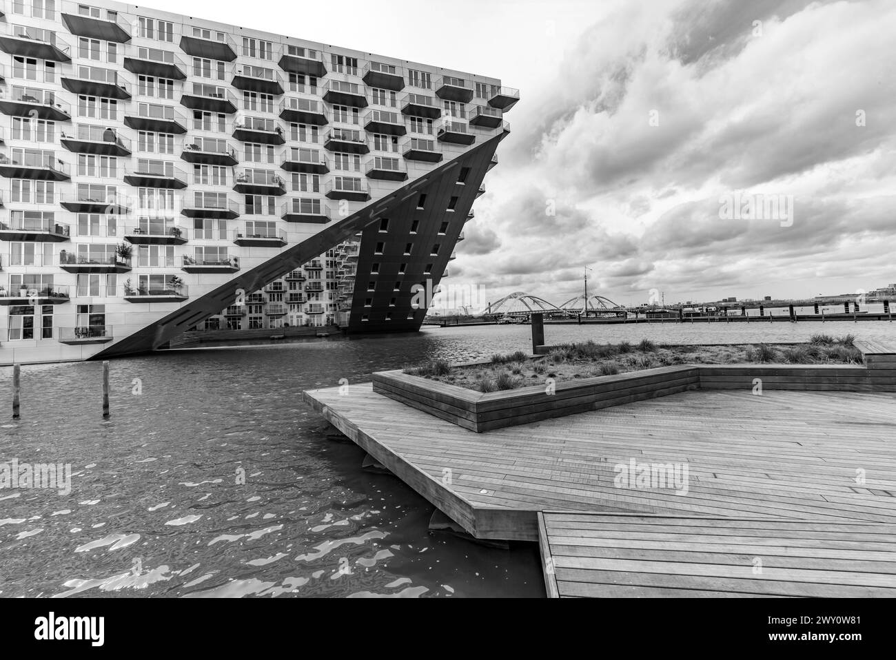 amsterdam, paesi bassi, 29 marzo 2024, moderno edificio residenziale sluishuis nel quartiere di Ijburg, progettato da Bjarke Ingels e Barcode Architects *** amsterdam, niederlande, 29. März 2024, modernes wohngebäude sluishuis im stadtteil Ijburg, entworfen von Bjarke Ingels und Barcode Architects Copyright: XW.Simlingerx Foto Stock