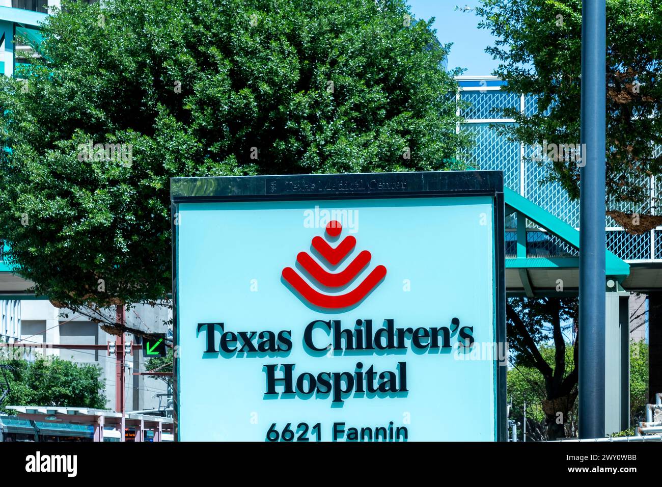 Houston, Texas, Stati Uniti - 3 aprile 2024: Cartello del Texas Children's Hospital presso il Texas Medical Center di Houston, Stati Uniti. Foto Stock