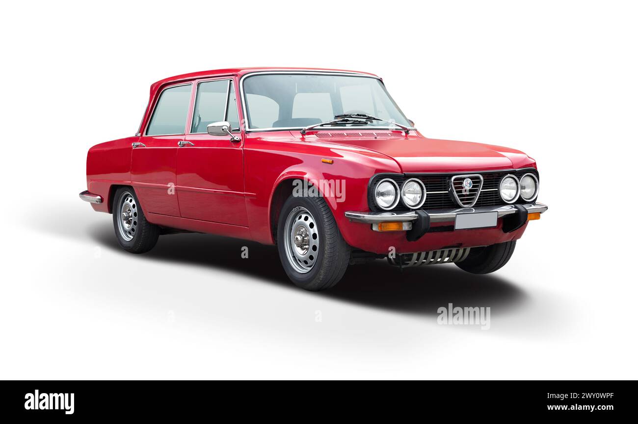 Auto d'epoca Alfa Romeo Giulia, vista laterale isolata su sfondo bianco Foto Stock