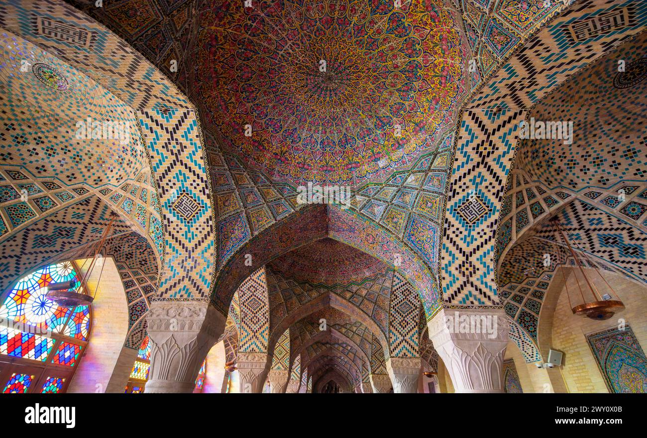 Shiraz, Iran - 29 febbraio 2024: L'interno della Moschea Nasir al-Mulk (Moschea Rosa), è decorato con un motivo floreale composto da sette colori Foto Stock