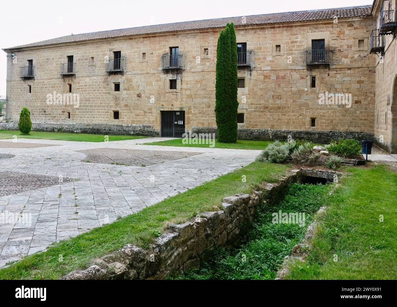 Patio scuola secondaria e museo nello storico Monasterio de Santa María la Real Aguilar de Campoo Palencia Castiglia e Leon Spagna Foto Stock