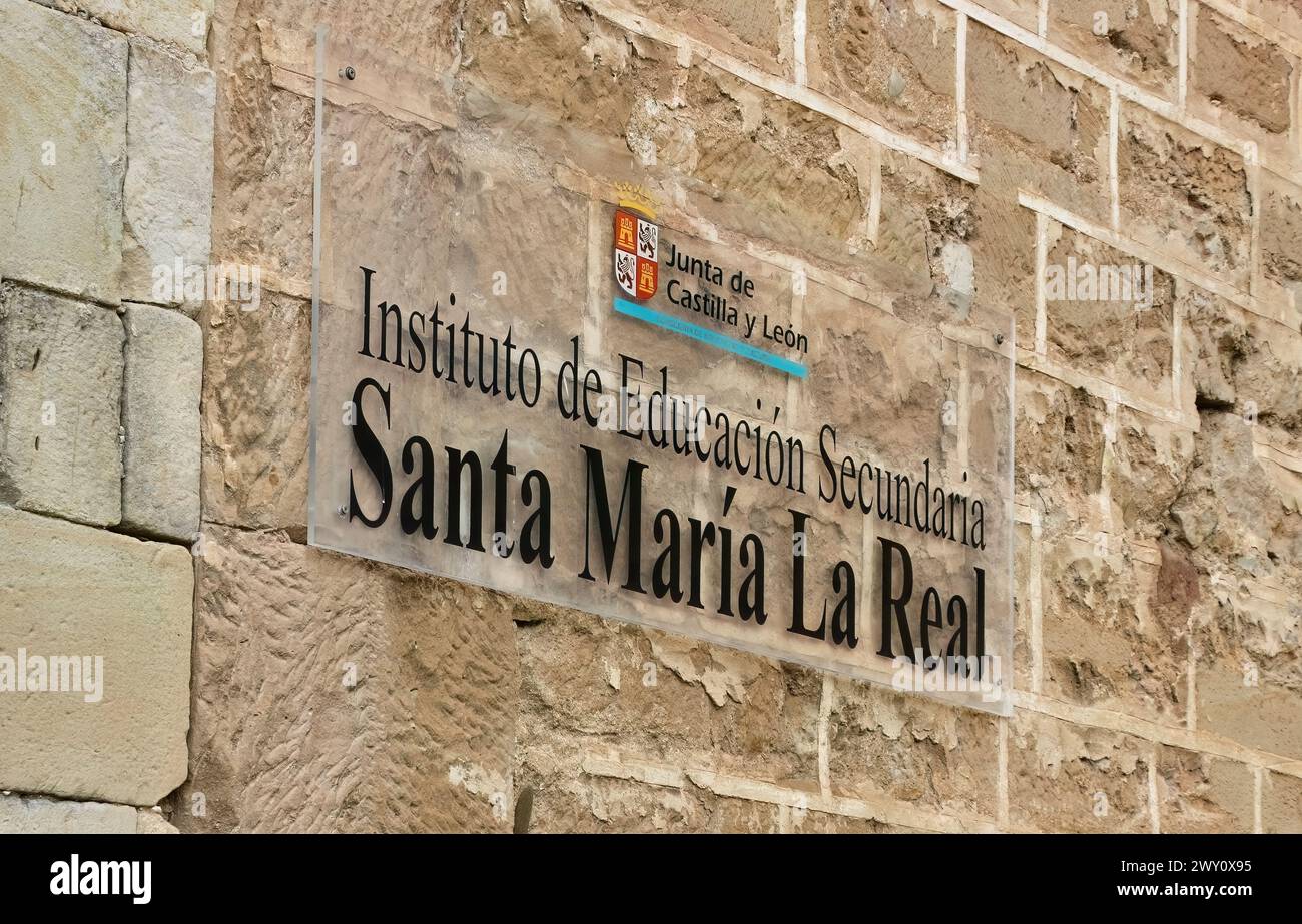 Insegna per la scuola secondaria e il museo nello storico Monasterio de Santa María la Real Aguilar de Campoo Palencia Castiglia e Leon Spagna Foto Stock