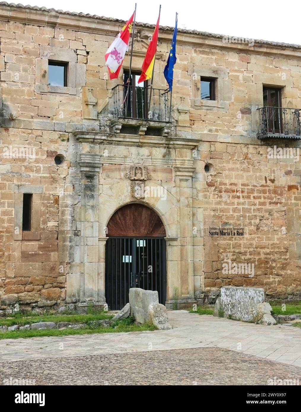 Ingresso alla scuola di istruzione secondaria e al museo nello storico Monasterio de Santa María la Real Aguilar de Campoo Palencia Castiglia e León Spagna Foto Stock