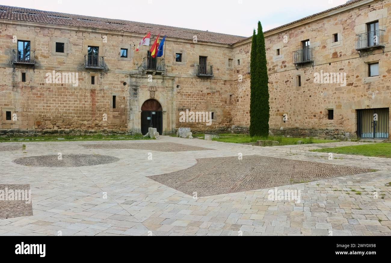 Patio scuola secondaria e museo nello storico Monasterio de Santa María la Real Aguilar de Campoo Palencia Castiglia e Leon Spagna Foto Stock