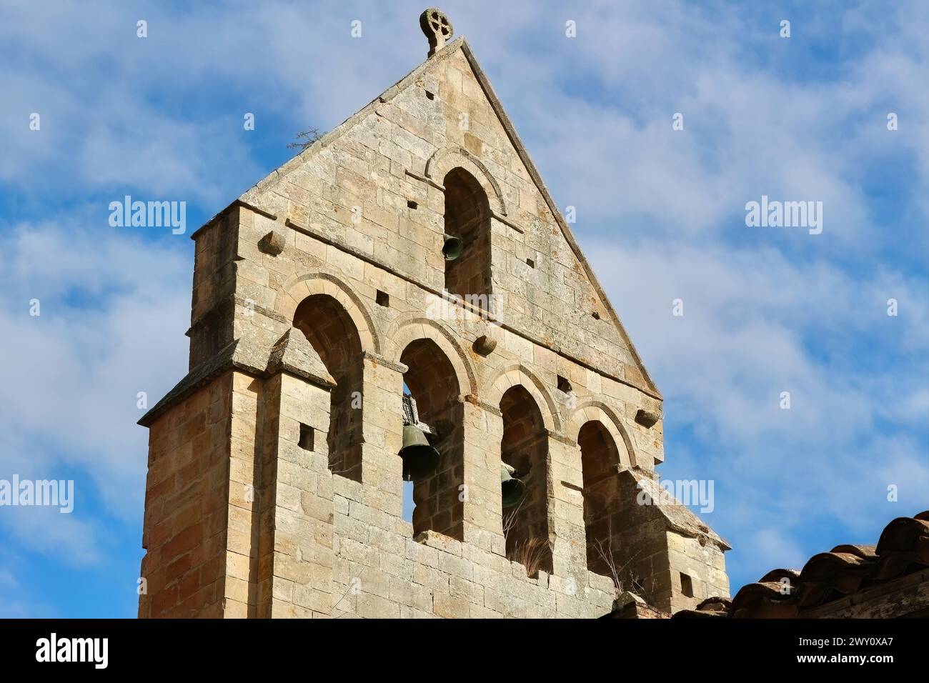 Scuola secondaria e museo Gable Belfry nello storico Monasterio de Santa María la Real Aguilar de Campoo Palencia Castiglia e Leon Spagna Foto Stock