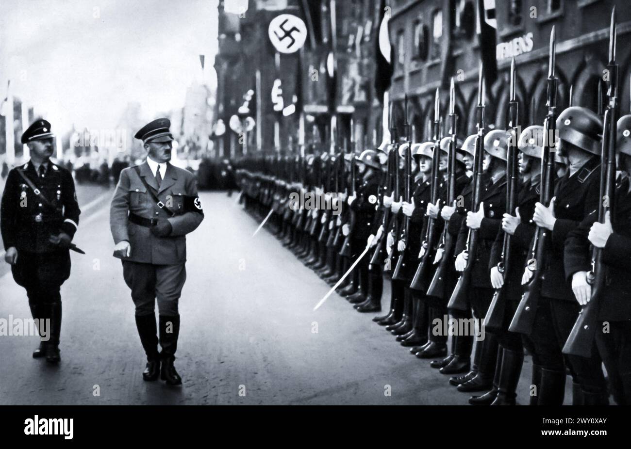 Adolf Hitler e Heinrich Himmler ispezionano i soldati delle SS Foto Stock