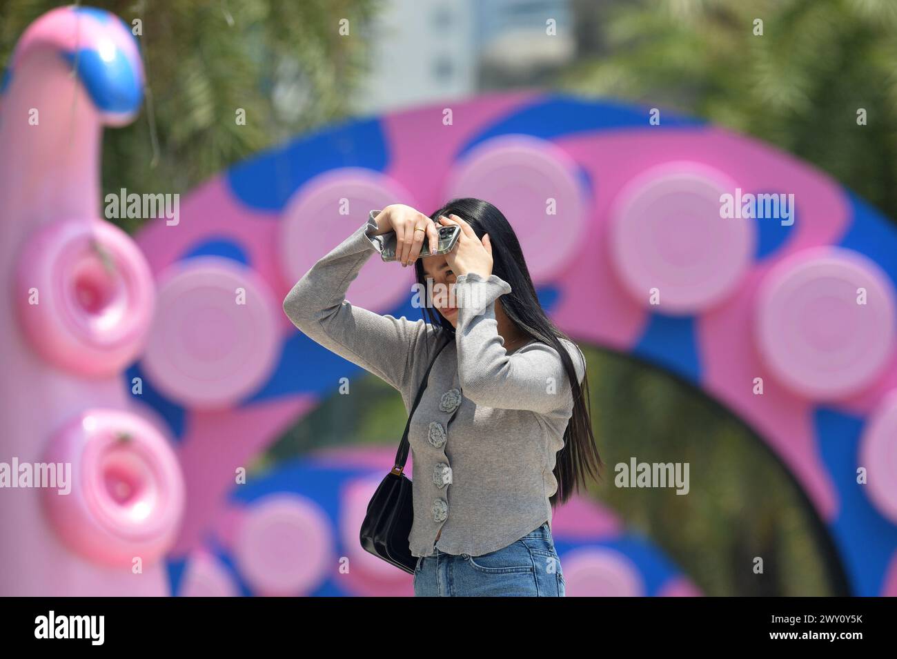 Bangkok, Thailandia. 3 aprile 2024. Un pedone si nuota dal sole a Bangkok, Thailandia, 3 aprile 2024. La Thailandia è stata colpita da un'ondata di caldo, con la temperatura più alta che ha raggiunto i 43 gradi Celsius mercoledì. Crediti: Rachen Sageamsak/Xinhua/Alamy Live News Foto Stock