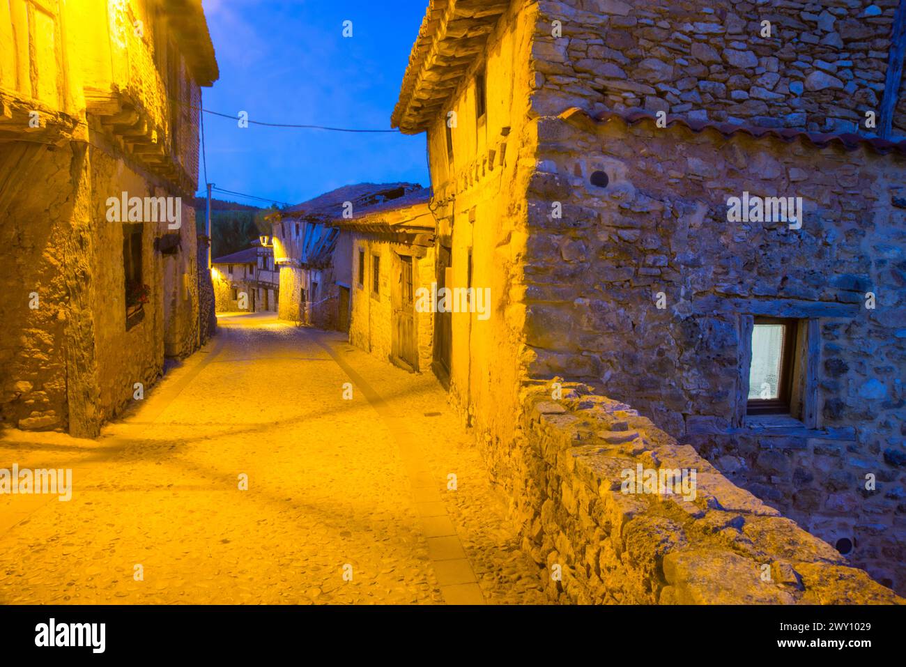 Calle Mayor, Vista notte. Calatañazor, Soria provincia, Castilla Leon, Spagna. Foto Stock