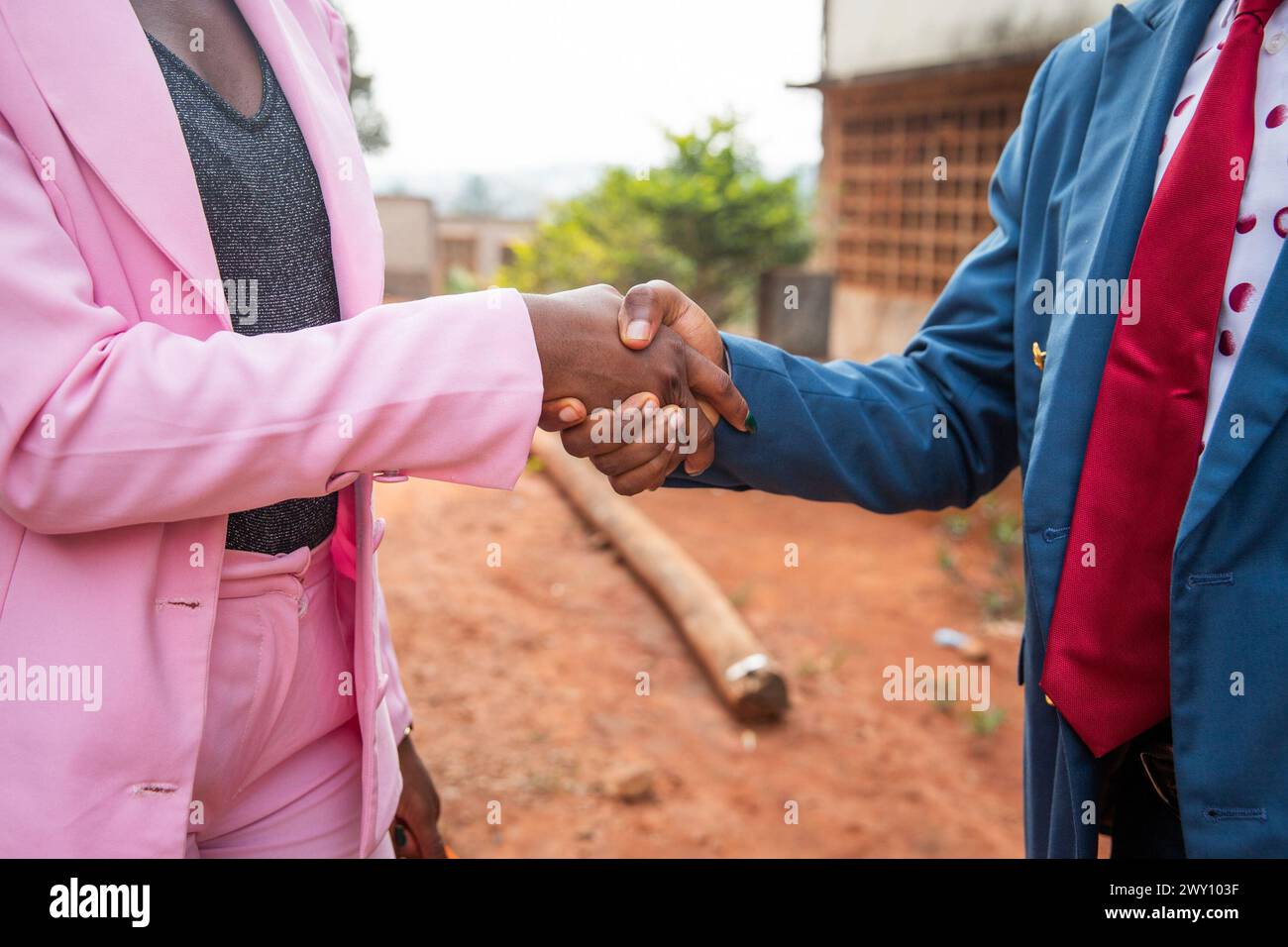 Stretta di mano tra un uomo d'affari e una donna d'affari in Africa, pari opportunità Foto Stock