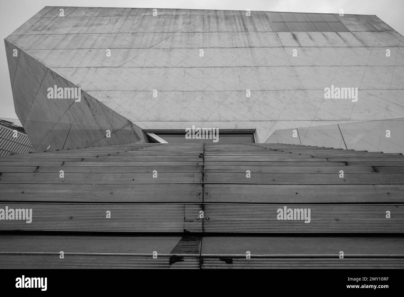 Vista della sala concerti Casa de musica dell'architetto Rem Koolhaas, inaugurata nel 2005, Portogallo, 3 aprile 2024 a Porto. Foto Stock