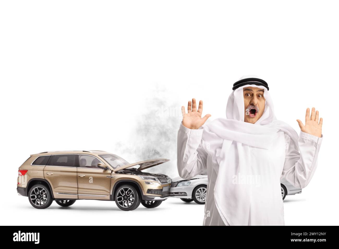 Uomo arabo scioccato davanti a veicoli schiantati isolati su sfondo bianco Foto Stock