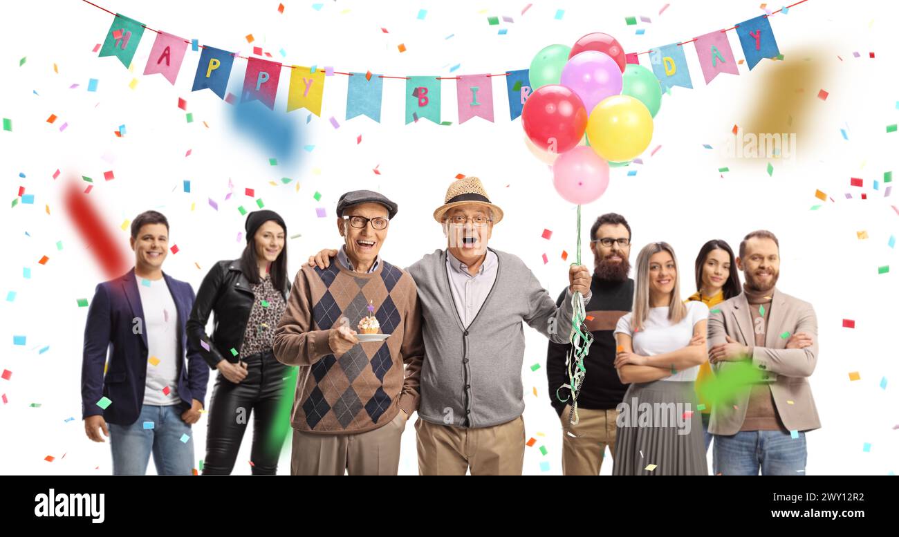 Anziani che festeggiano il compleanno con un gruppo di giovani con coriandoli e decorazioni isolate su sfondo bianco Foto Stock