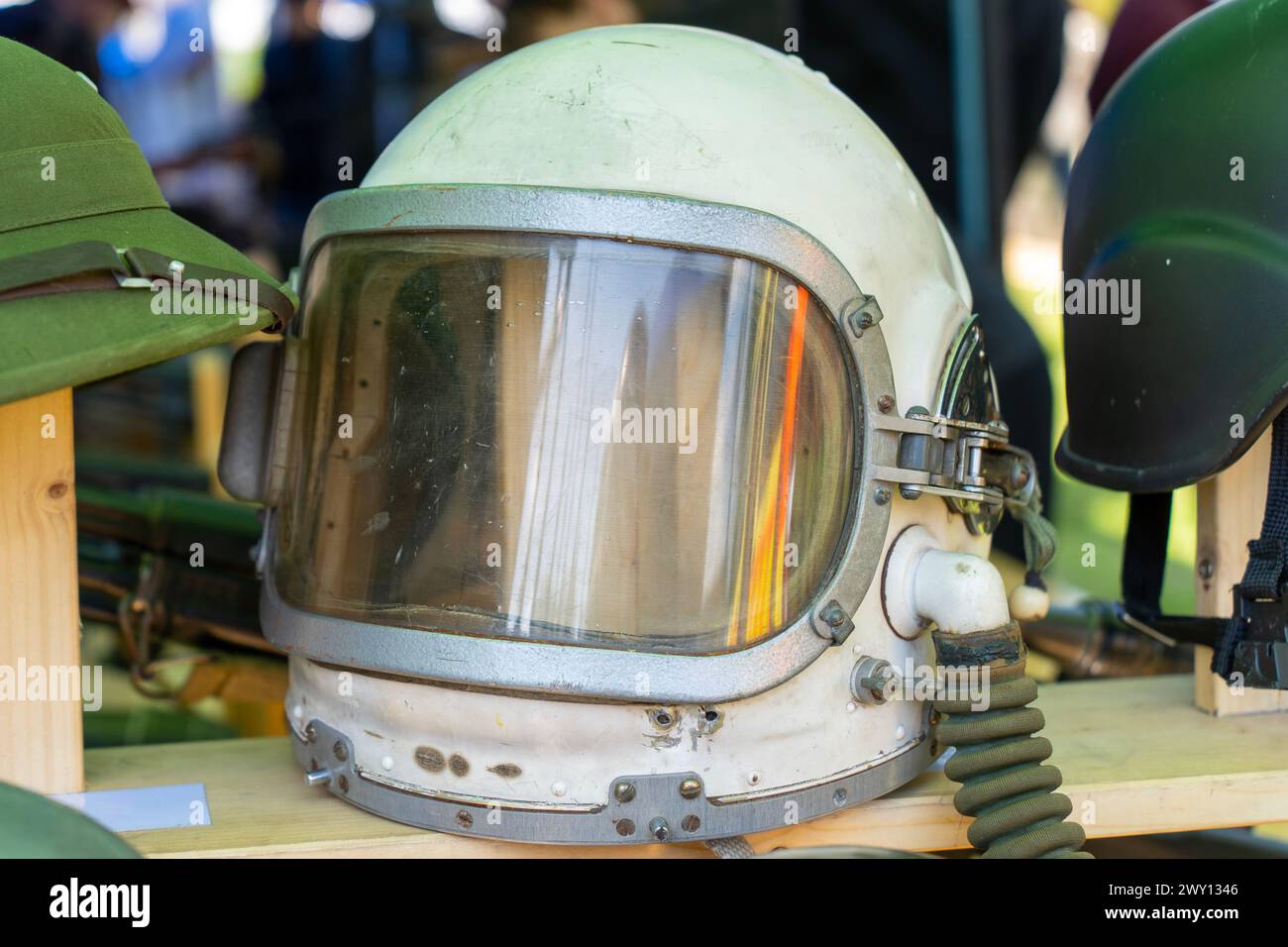 Vecchio casco da pilota da caccia della Guerra fredda Foto Stock