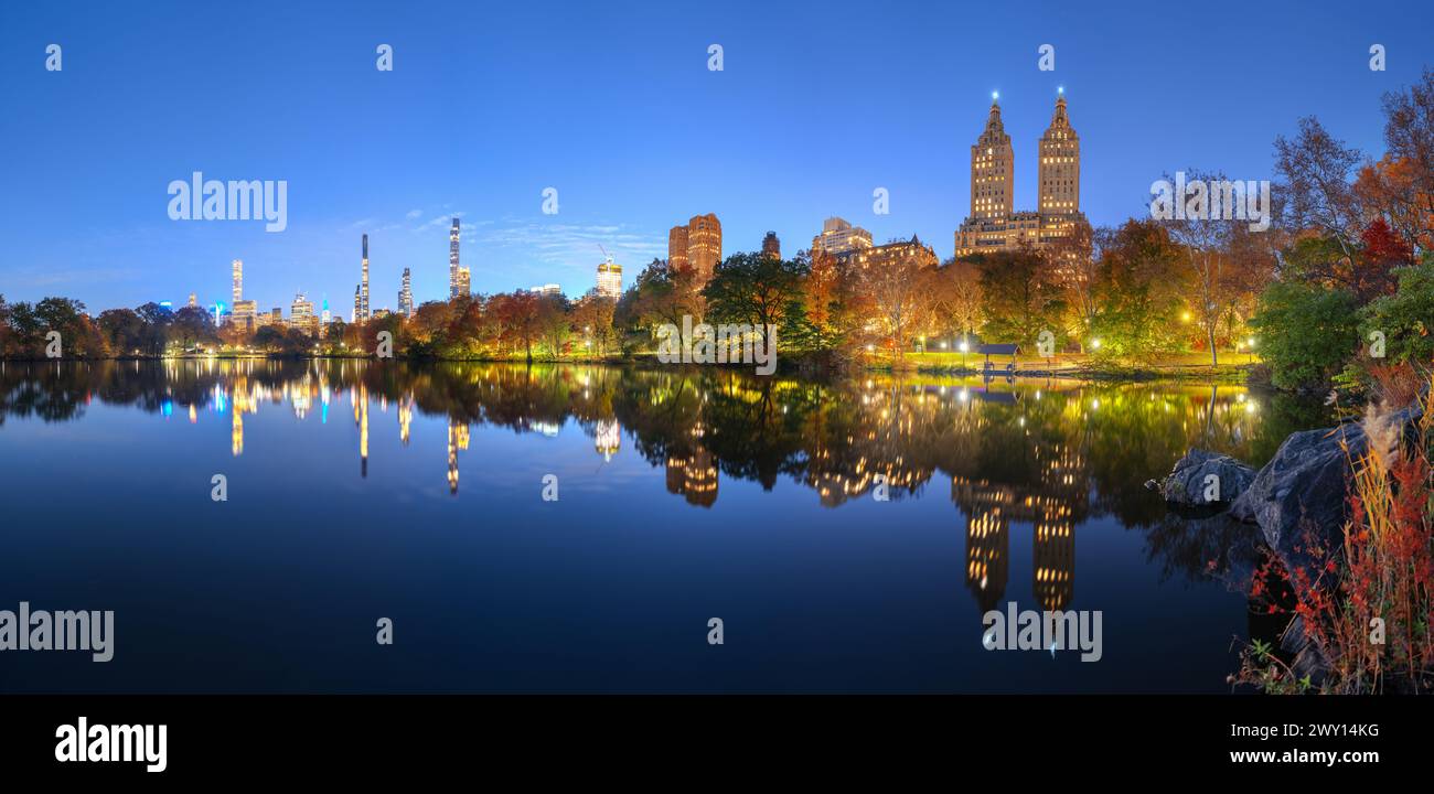 New York City da Central Park di notte. Foto Stock