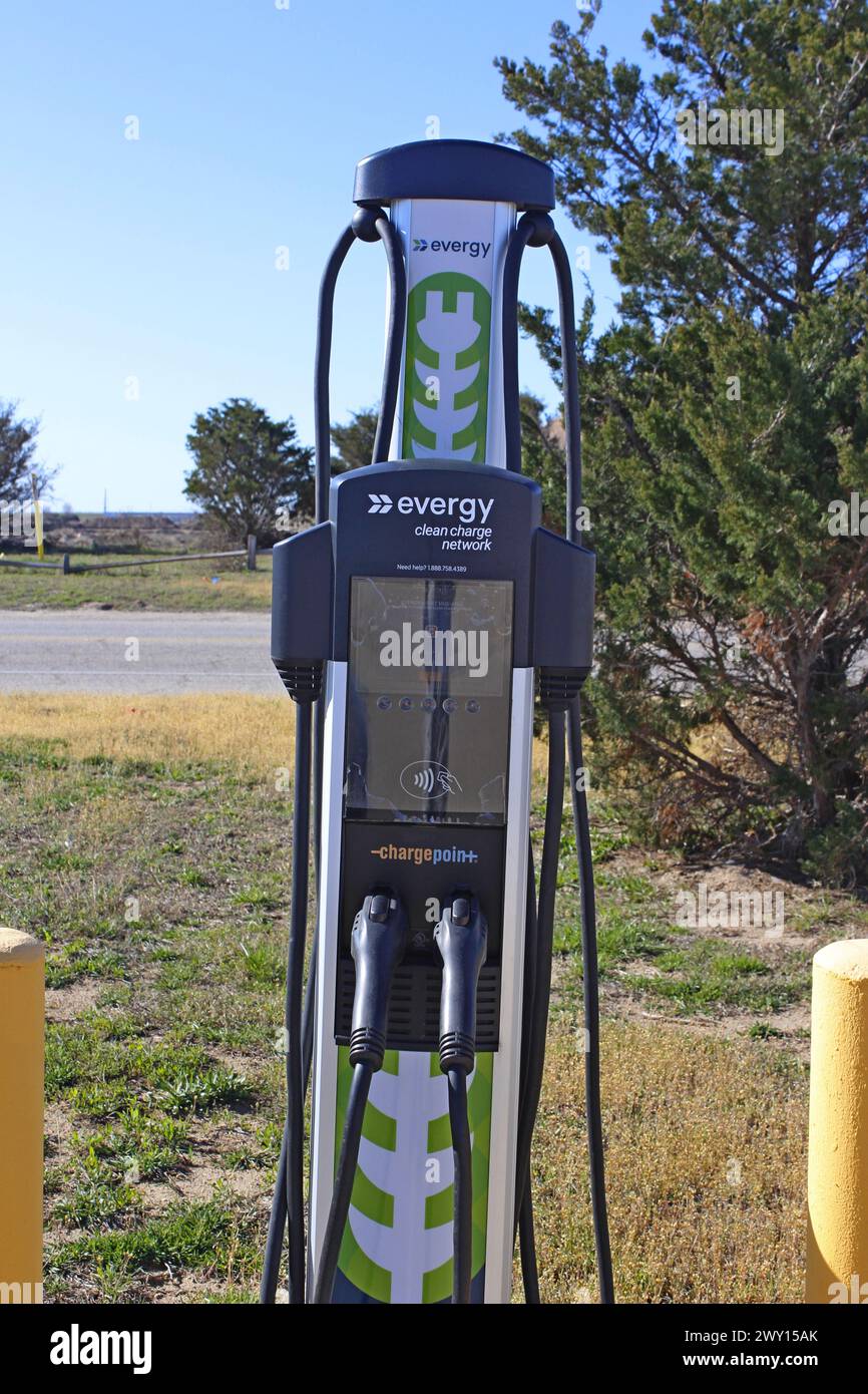 caricabatterie per auto elettriche sempre disponibile nel parcheggio con cielo all'aperto Foto Stock