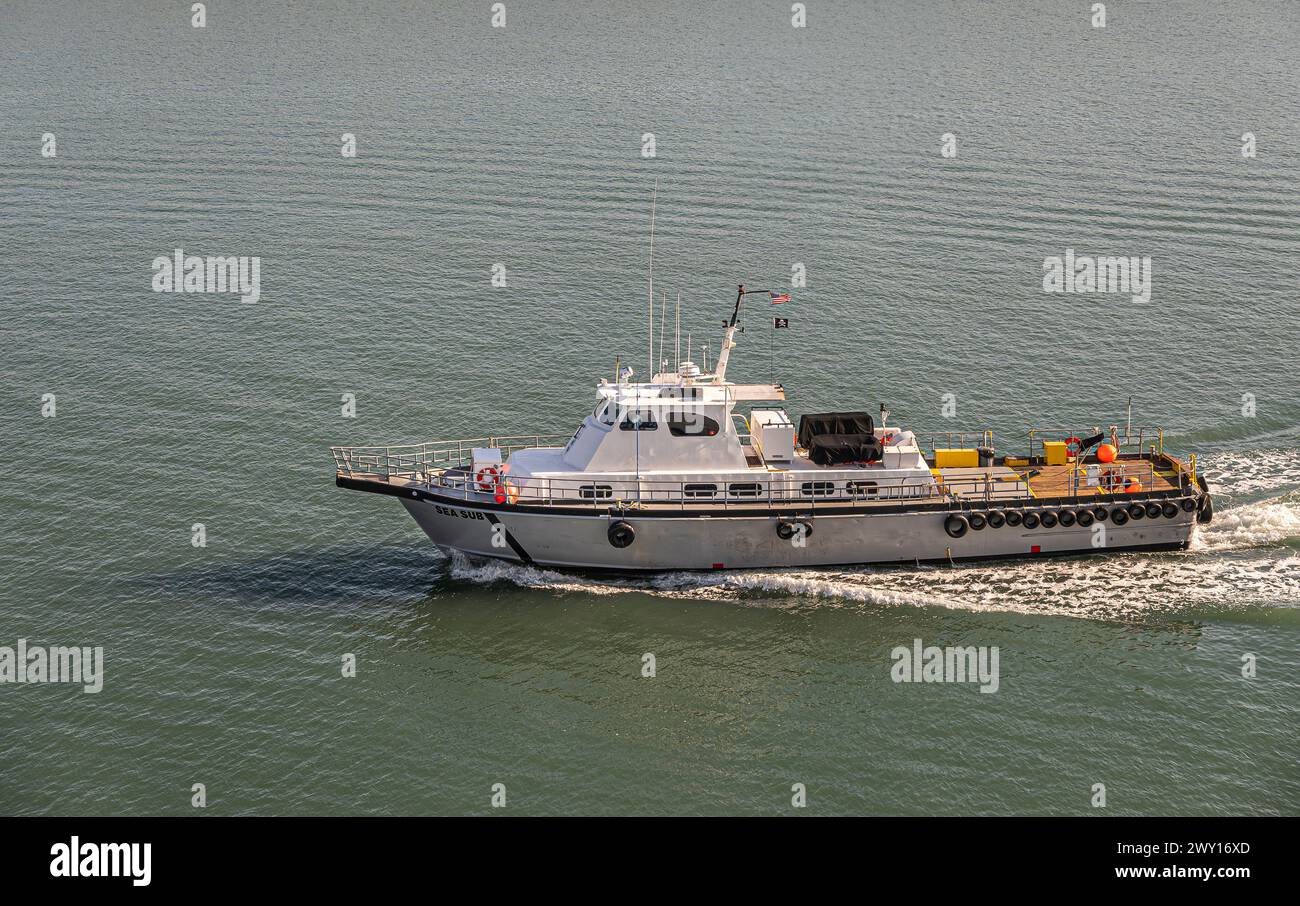 Port Canaveral, Florida, USA - 30 luglio 2023: Closeup, Sea Sub United States pirata Motor boat, almeno portano le bandiere Foto Stock