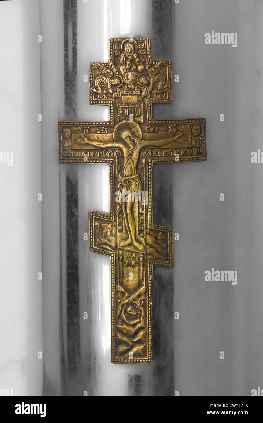 Metallo color oro croce russa a tre barre ortodossa su scatola di metallo Foto Stock