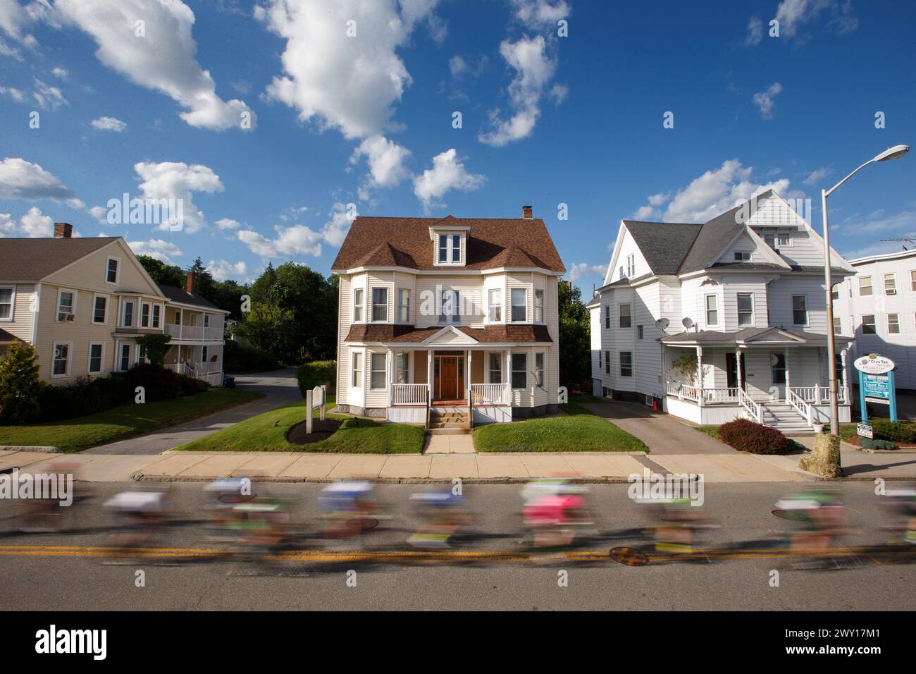 I ciclisti gareggiano nel Longsjo Classic Leominster Criterium di Leominster, Massachusetts, Stati Uniti. Foto Stock