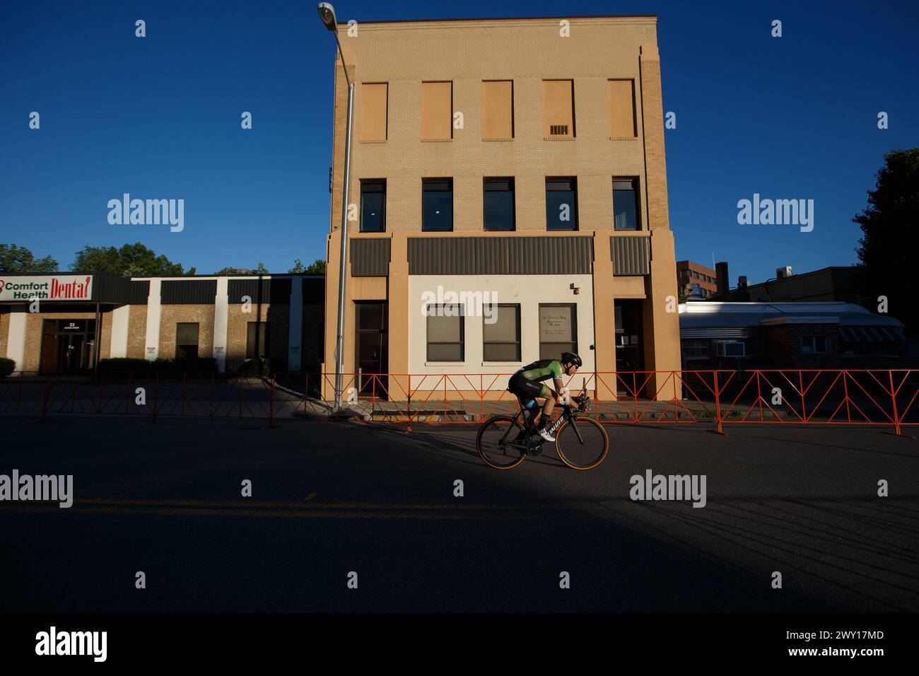 I ciclisti gareggiano nel Longsjo Classic Leominster Criterium di Leominster, Massachusetts, Stati Uniti. Foto Stock